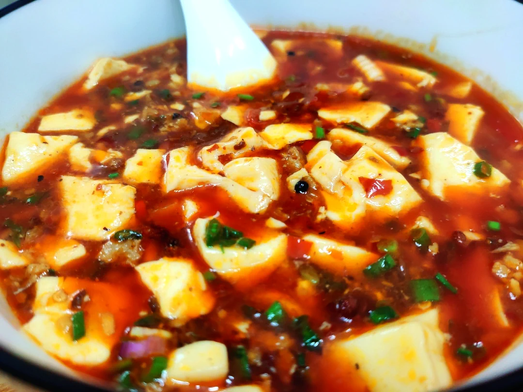 Foto del plato terminado de Mapo tofu (versión con tofu sedoso que no se deshace)
