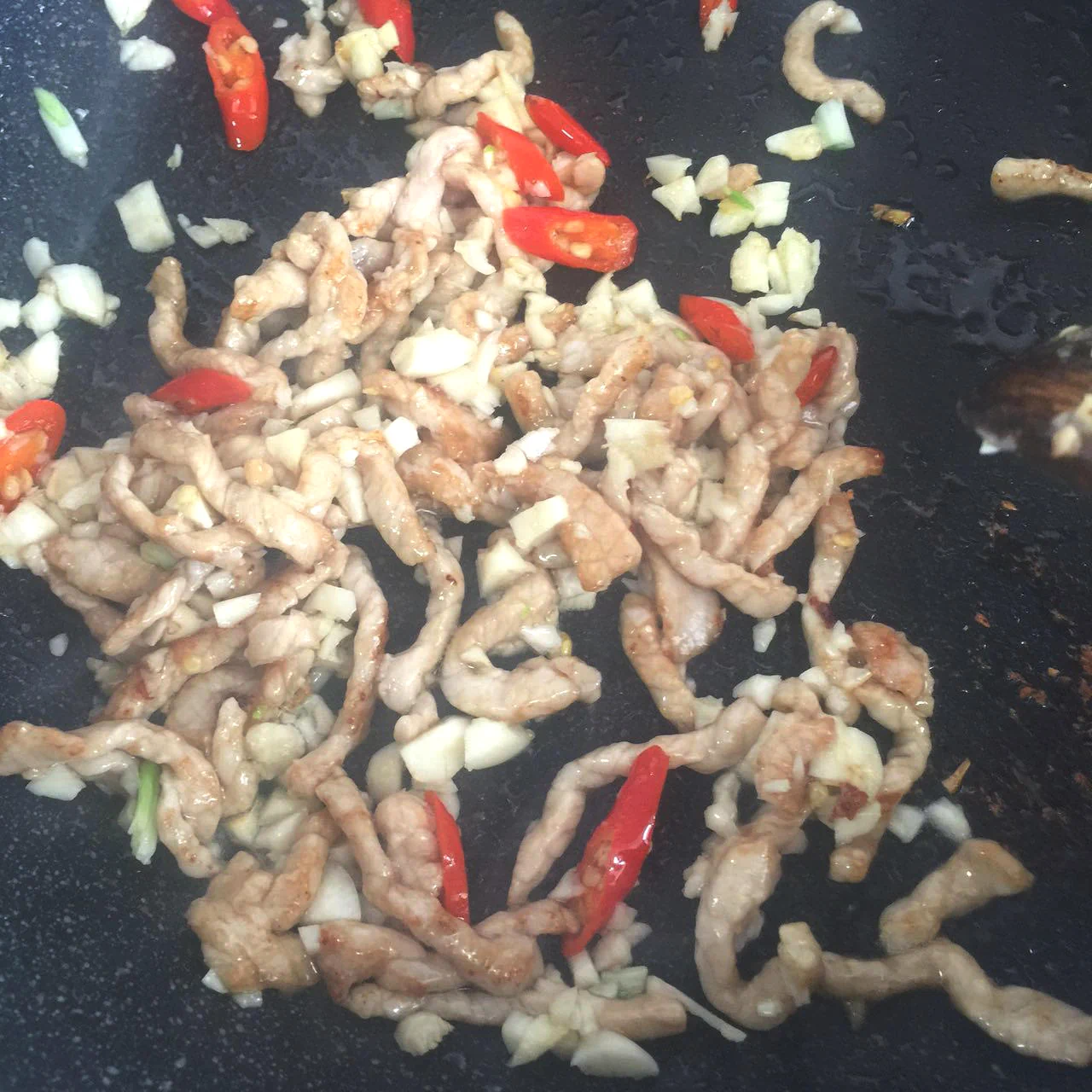 Plato favorito de la infancia en Bengbu: tallarines de judía mungo salteados con cerdo en tiras finas - Step 7