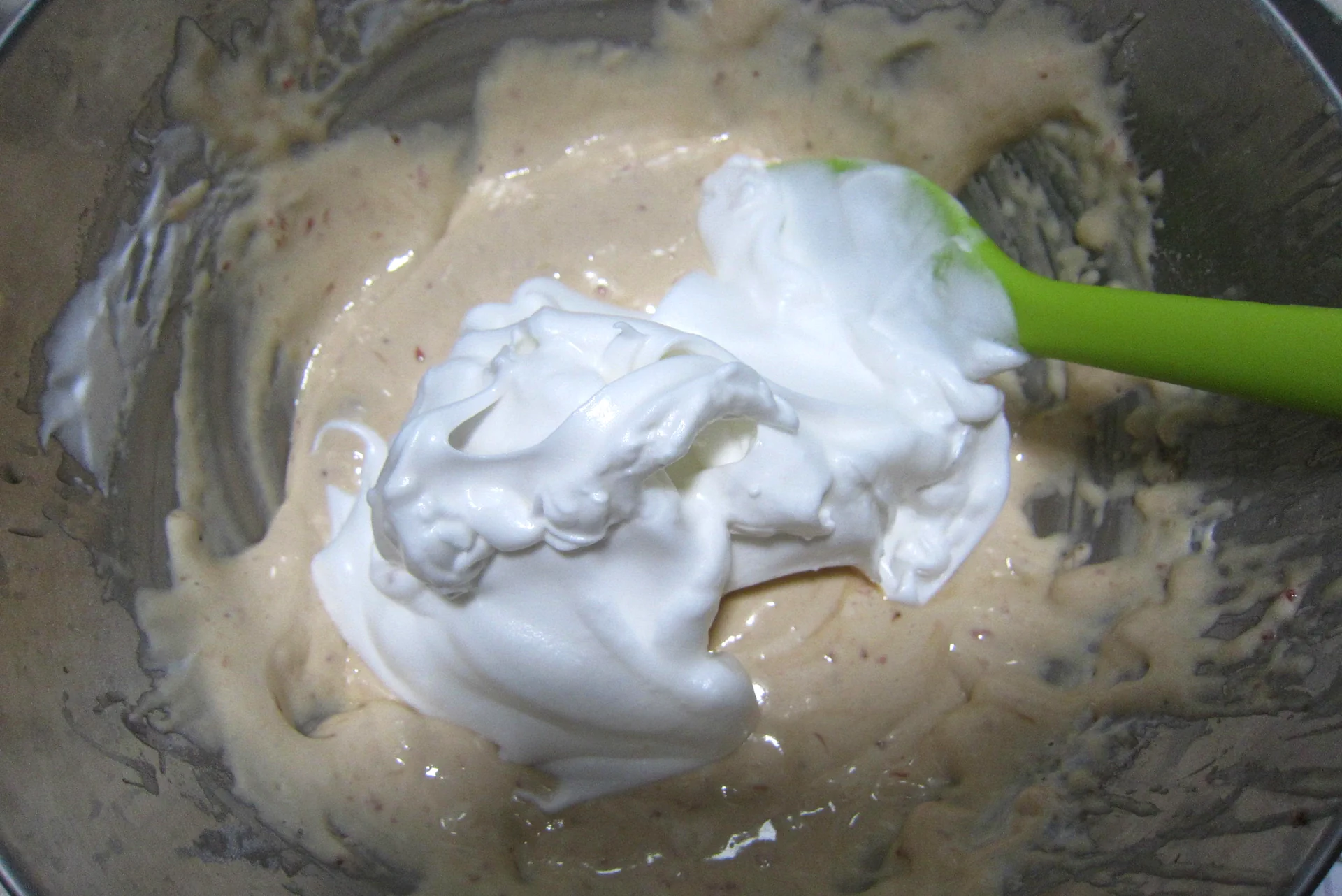 Suave y esponjoso – bizcocho chiffon con mermelada de fresa - Step 8