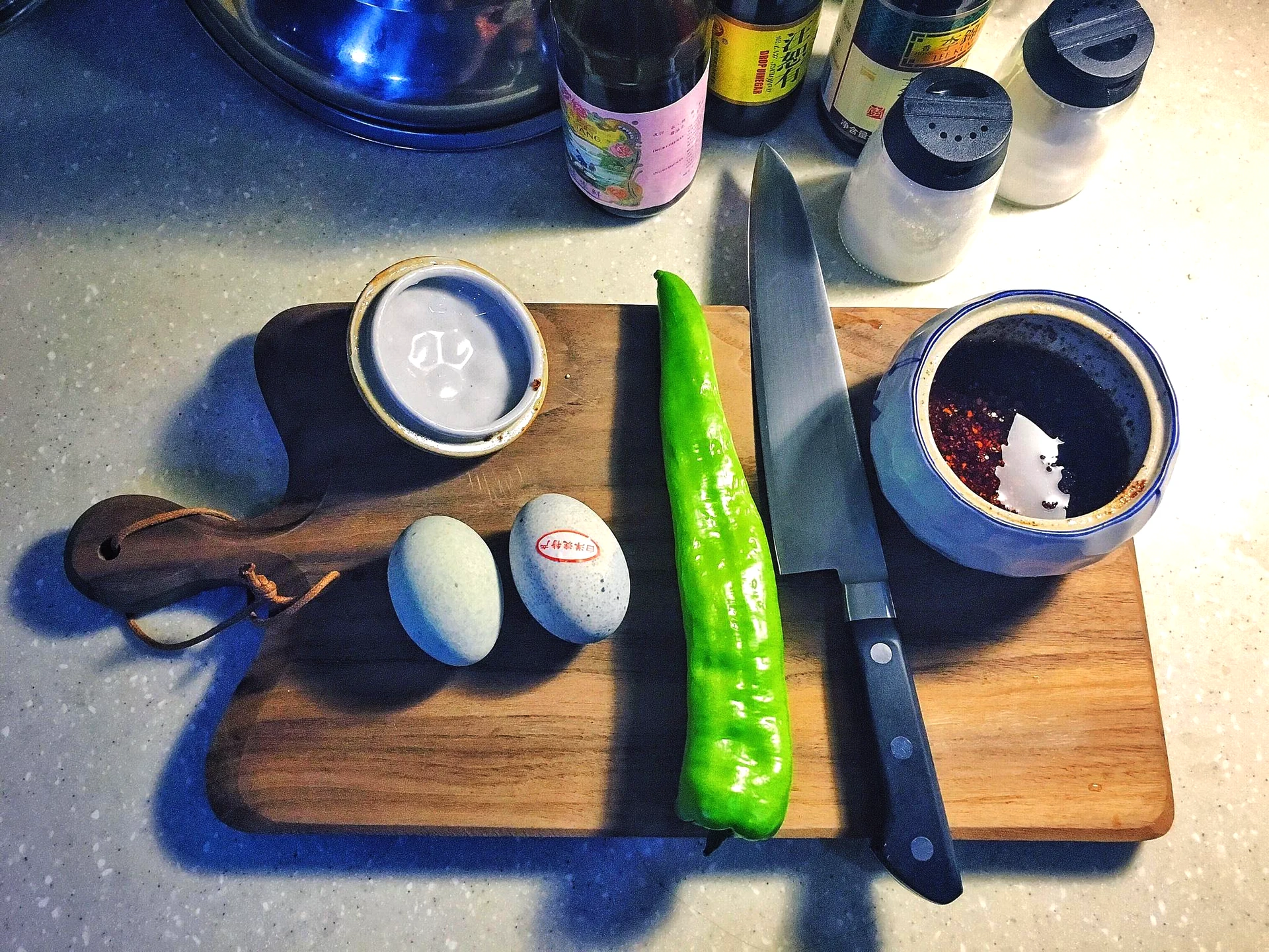 Pimientos verdes salteados con huevos centenarios - Step 1