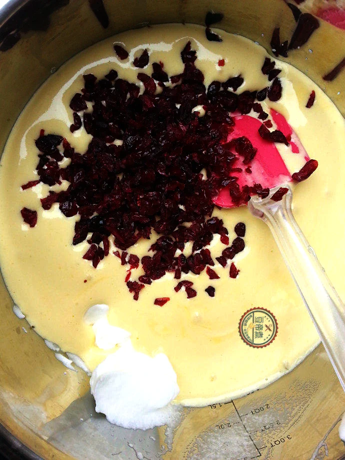 Pastel de bizcocho con arándanos rojos (Chiffon Cake) - Step 8