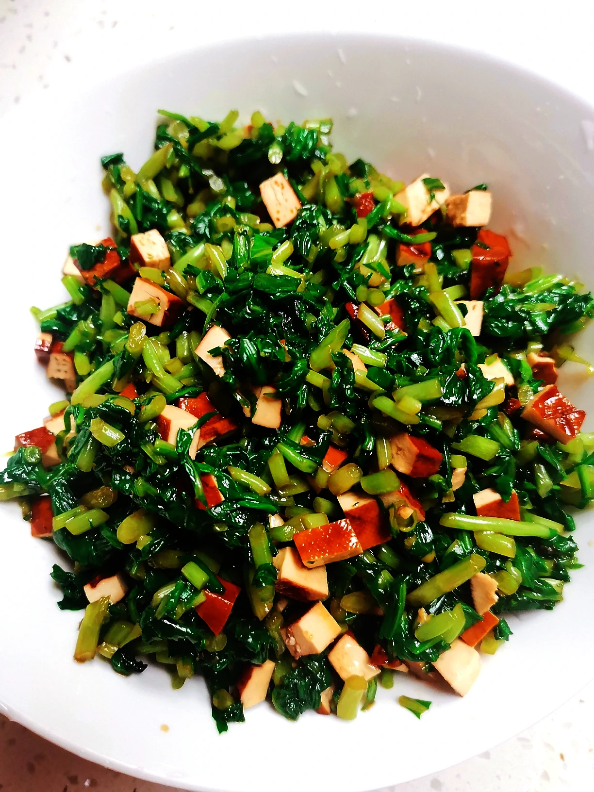 春の香り！干し豆腐とマランタウの混ぜサラダの完成品の写真