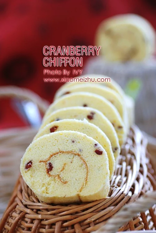 Fertiggestelltes Gericht von Kuchenrolle mit Cranberries