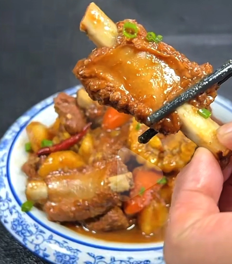 Foto masakan selesai dari Makan siang: Galbi jjim dengan kentang dan jagung, telur kukus, nasi dalam mangkuk tanah liat. Sup iga dengan wortel dan jagung. Sup yam, iga, dan jagung. Sup tomat, jagung, dan iga. Sup tulang babi, jagung, dan yam. Sup ikan dengan kacang hitam dan bunga rapeseed. Tumis daging dan jamur. Kentang, seledri, dan daging untuk makan siang. Mie galbi jjim.
