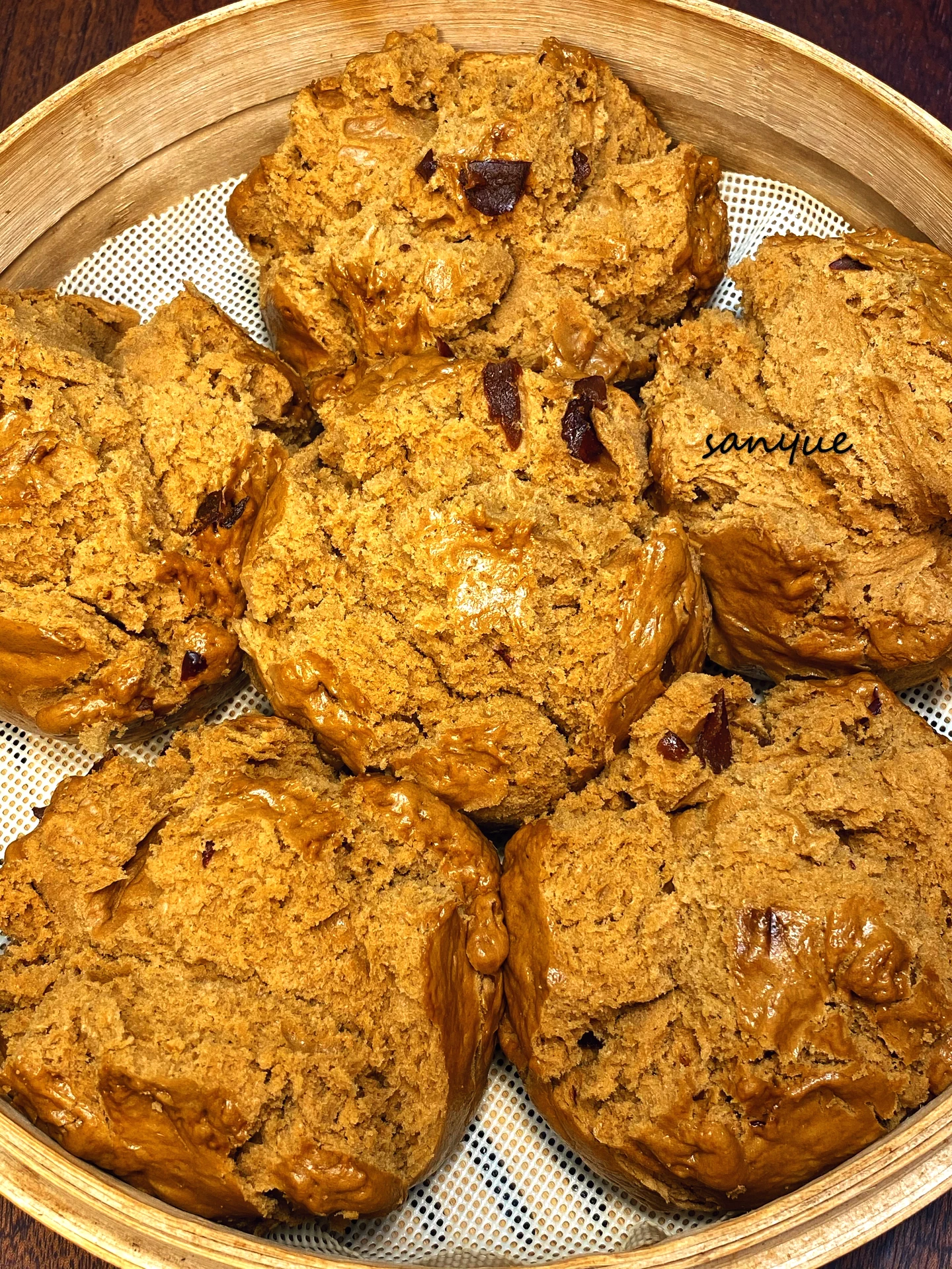Fertiggestelltes Gericht von Strahlende gedämpfte Brötchen mit roten Datteln und braunem Zucker - Ein todsicheres Rezept, weich und fluffig garantiert, mit detaillierten Videohinweisen für jedes Brötchen