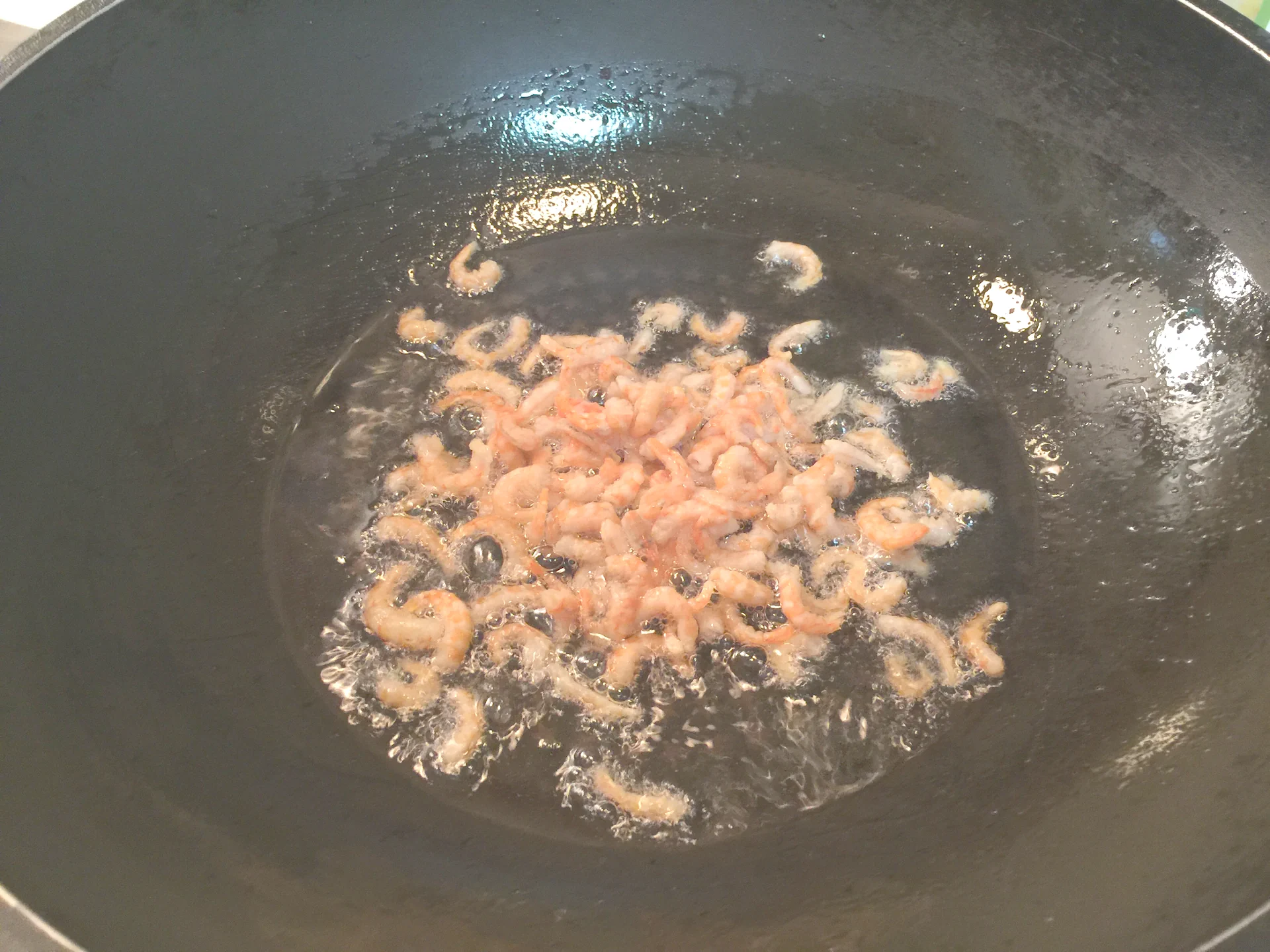 Lechuga salteada con gambas secas del hermano mayor Datou - Step 5