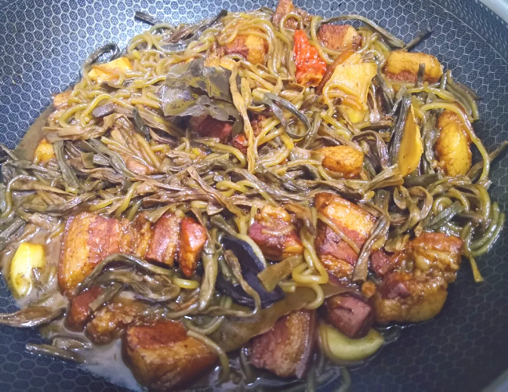 Foto del plato terminado de Cerdo estofado con judías secas y fideos de cristal