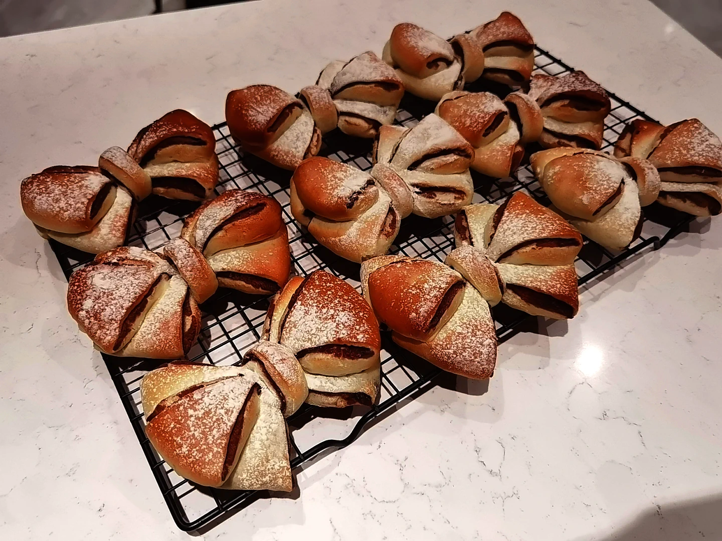 Foto del plato terminado de Bonitos y deliciosos panecillos en forma de lazo 🎀 con pasta de judías rojas