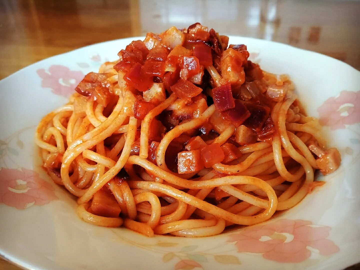 イタリア風クラシックボロネーゼソース付きパスタの完成品の写真