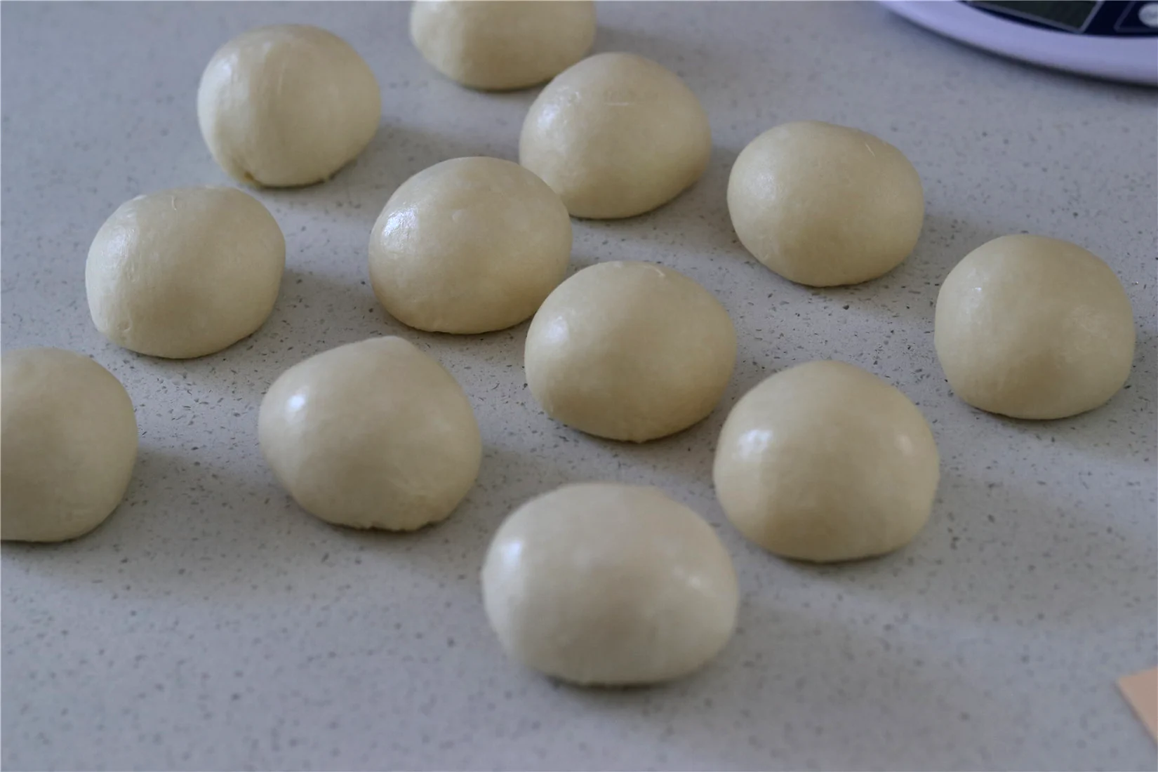 Bagels básicos de leche y bagels con pasta dulce de judías y queso crema - Step 4