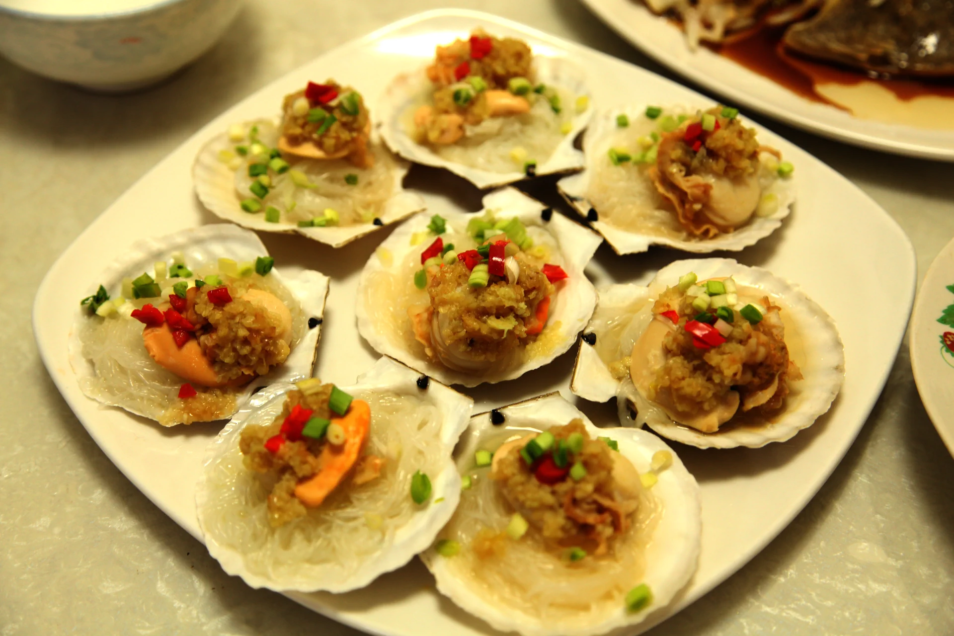 찐 가리비와 마늘 그리고 당면의 완성된 요리 사진