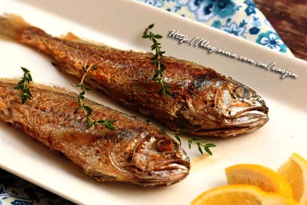 Fertiggestelltes Gericht von Gebratener Gelber Croaker