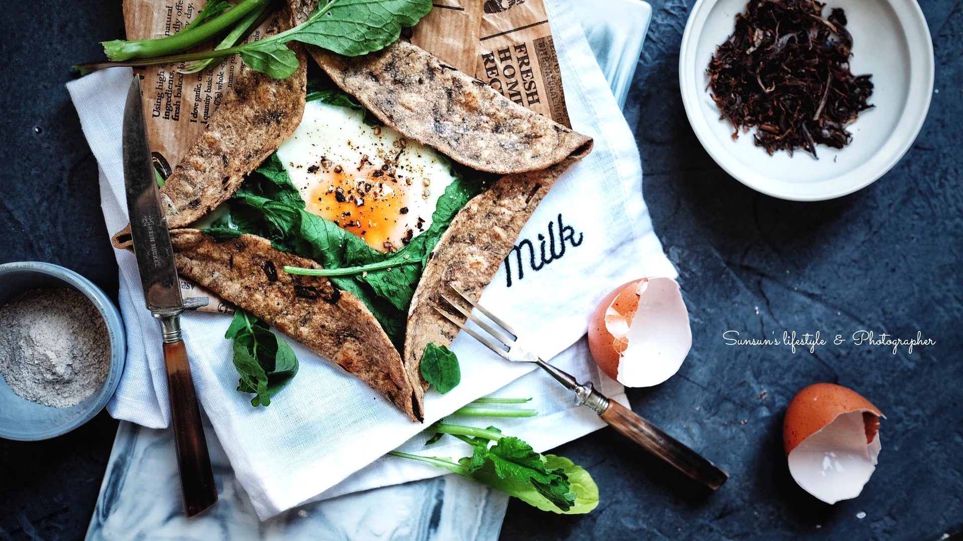 Foto del plato terminado de Wrap integral cuadrado con huevo cremoso — Galette que “abraza” el huevo [Base saludable]