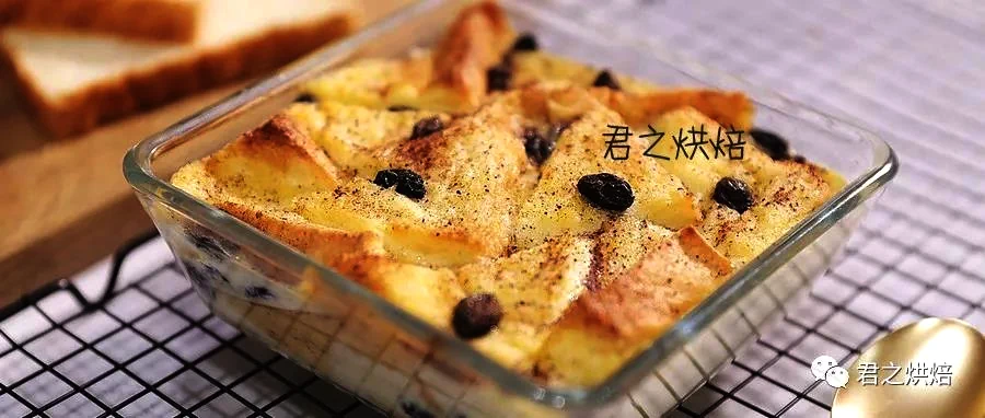 대부분 사람들이 좋아하는 빵 푸딩의 완성된 요리 사진