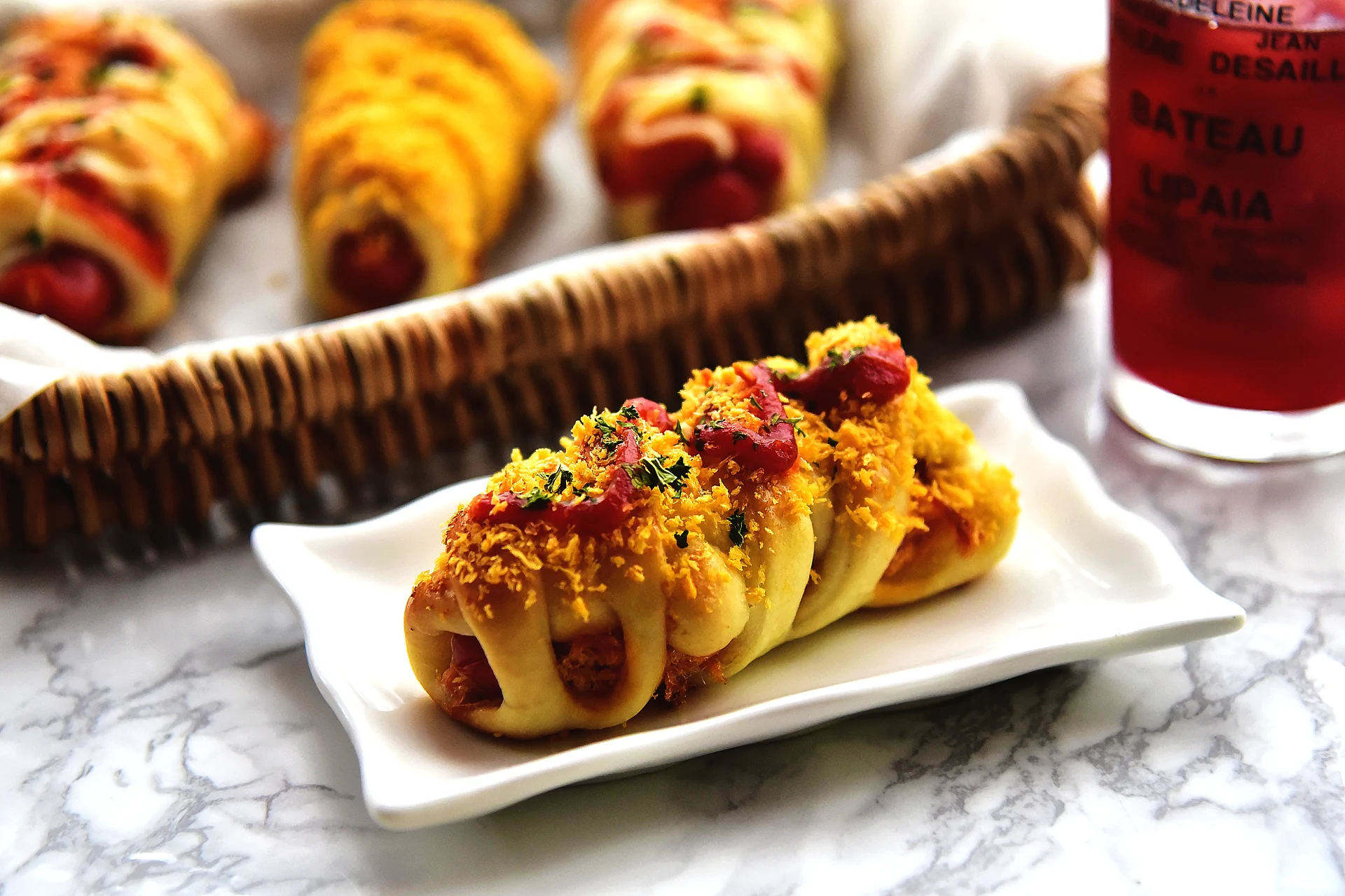 Fertiggestelltes Gericht von Gerolltes Brot mit Wurst und gezupftem Schweinefleisch