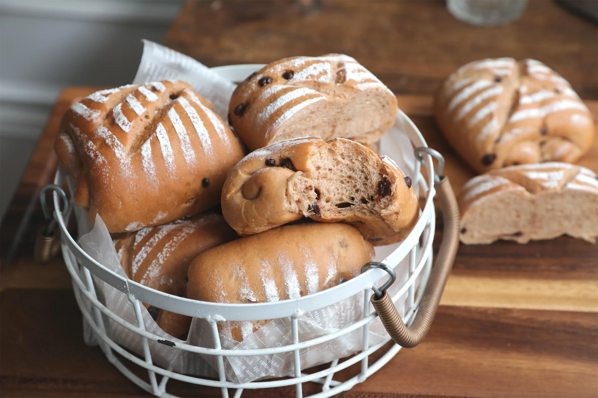 カフェとチョコレートのパンの完成品の写真