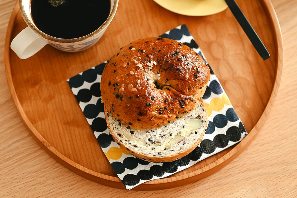 Foto del plato terminado de Bagel de batata dulce con sésamo negro