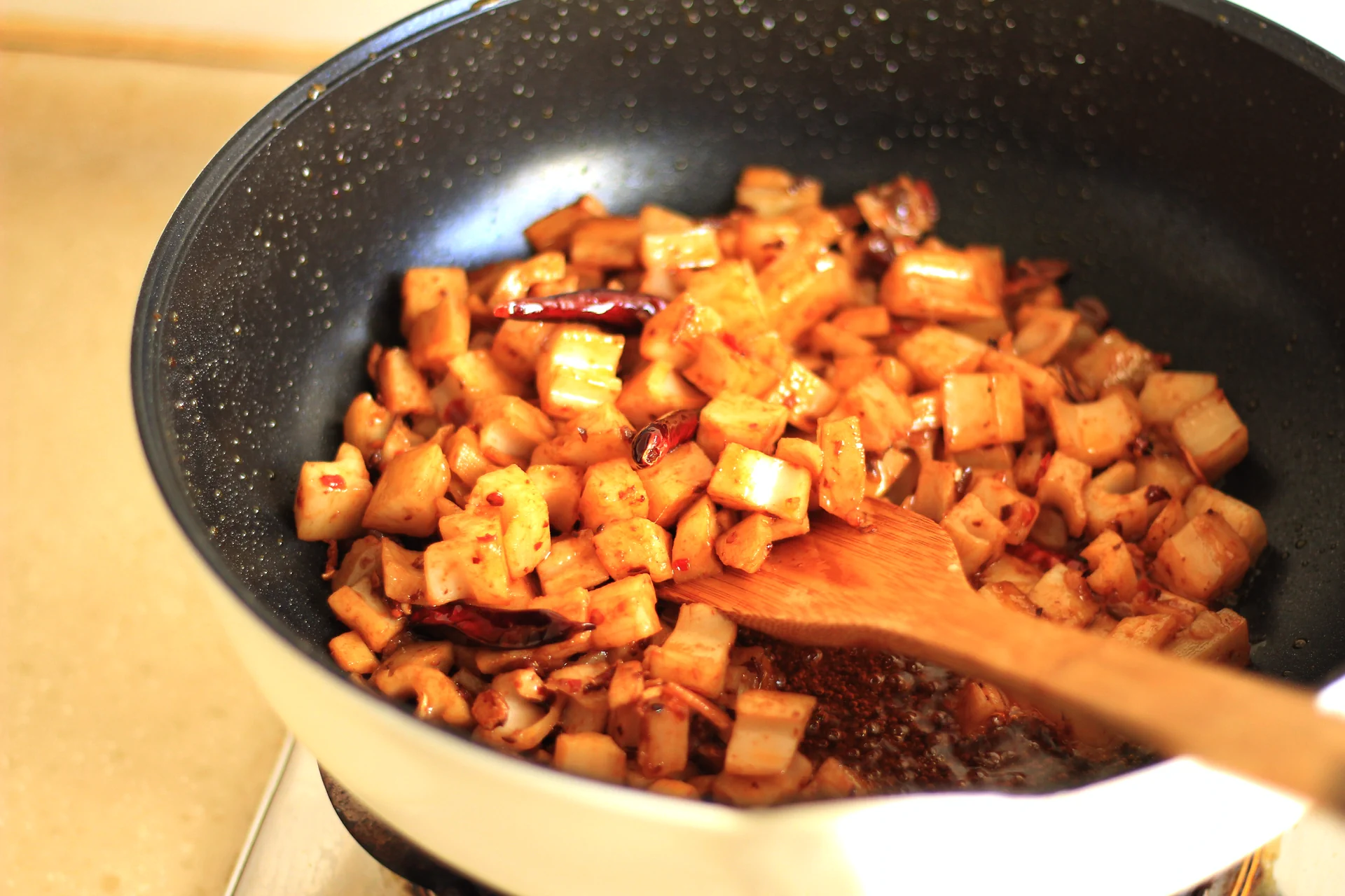 Mi cocina Light-&-Luxe: dados de raíz de loto con chile - Step 5