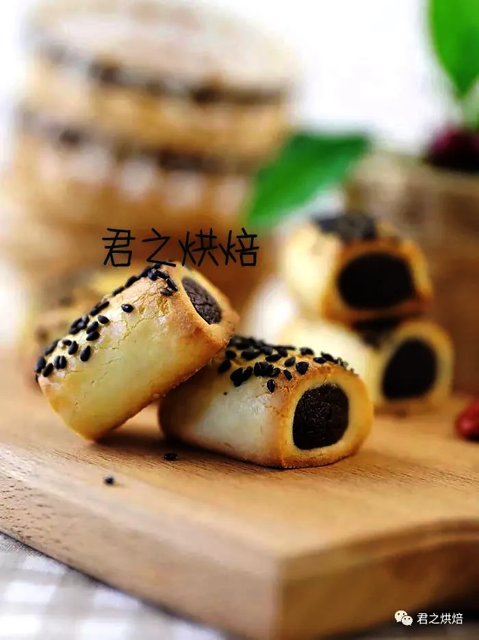 Fertiggestelltes Gericht von Blätterteigröllchen mit Roter-Dattel-Paste