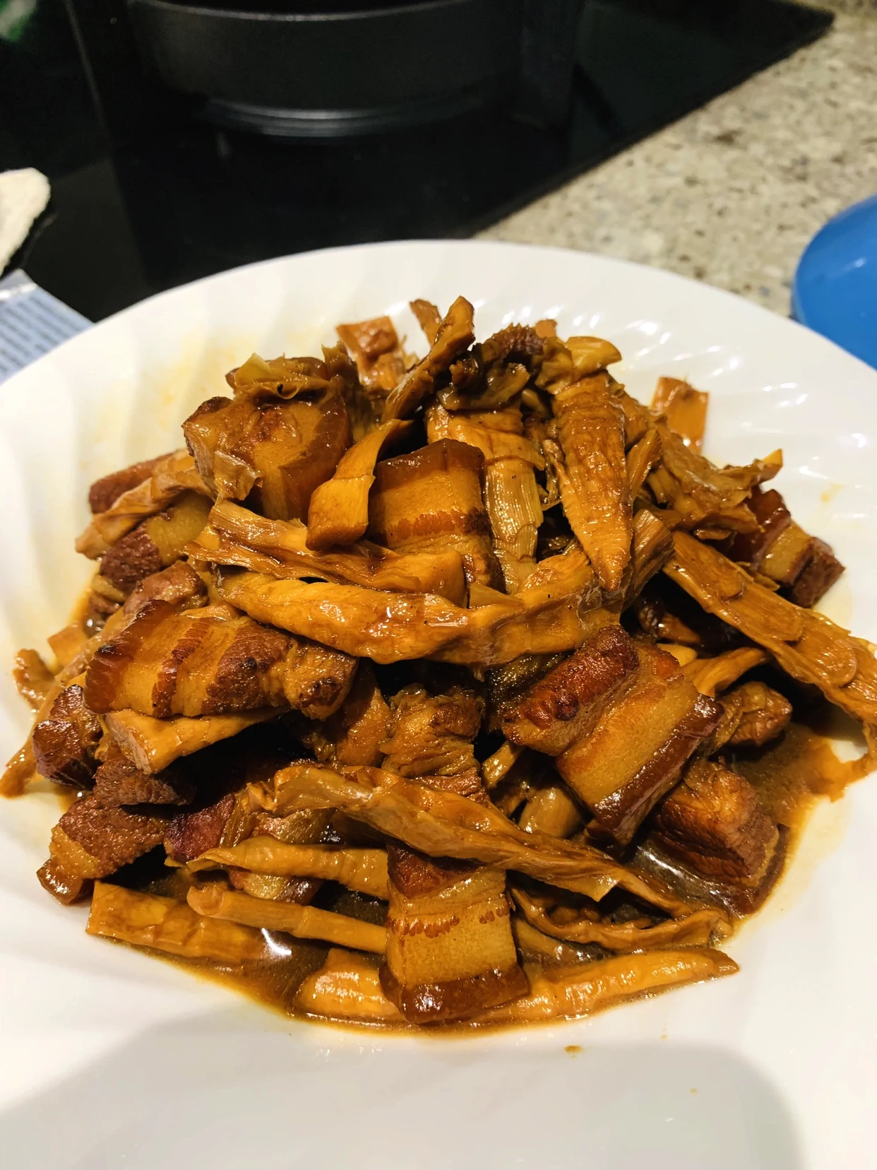 Foto del plato terminado de Cerdo estofado con brotes de bambú secos