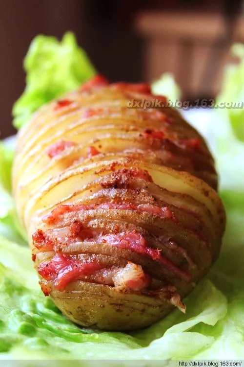 Fertiggestelltes Gericht von Akkordeon-Kartoffeln mit Speck im Ofen