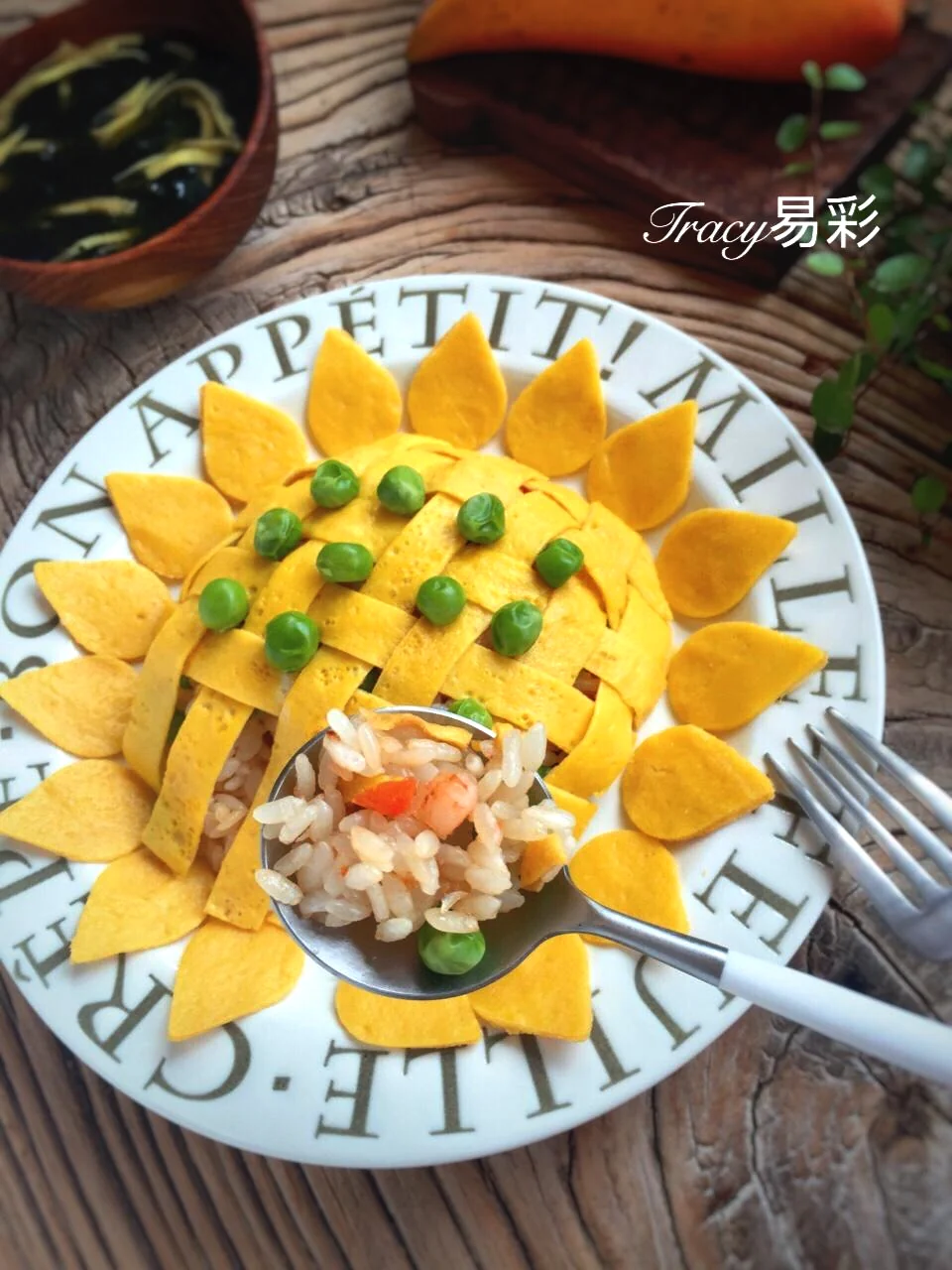 Foto del plato terminado de Omuraisu de girasol con gambas