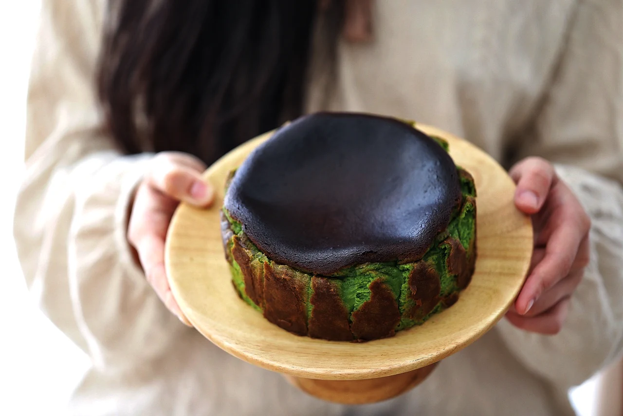 Foto del plato terminado de Cheesecake vasco de pistacho