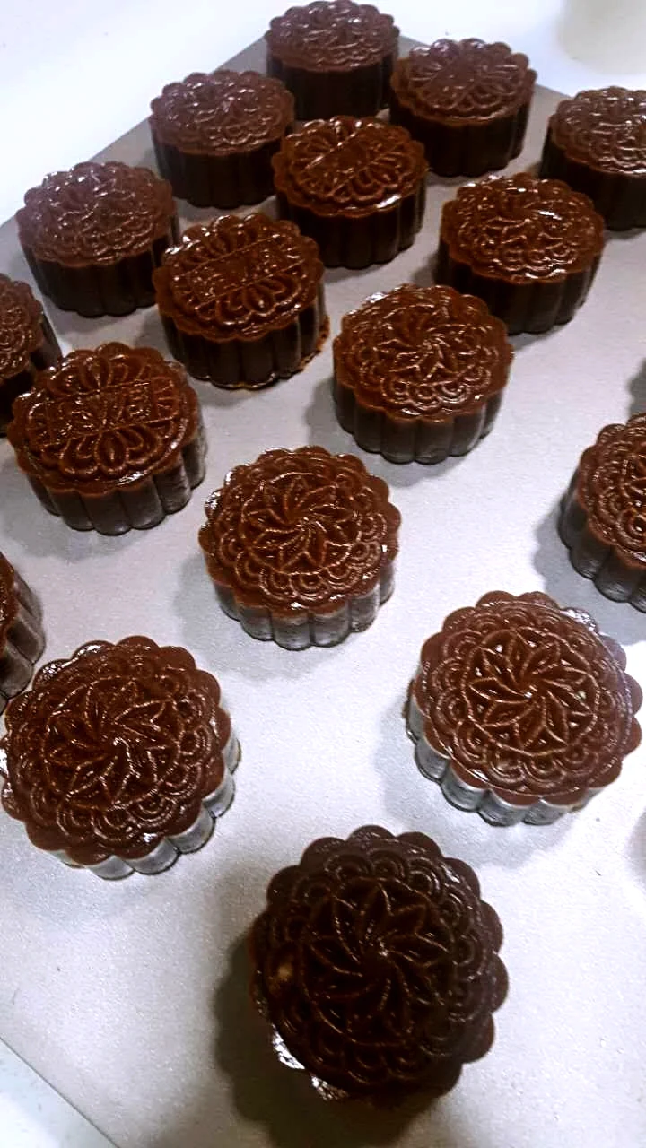 黑糖椰蓉蔓越莓月饼的成品展示图