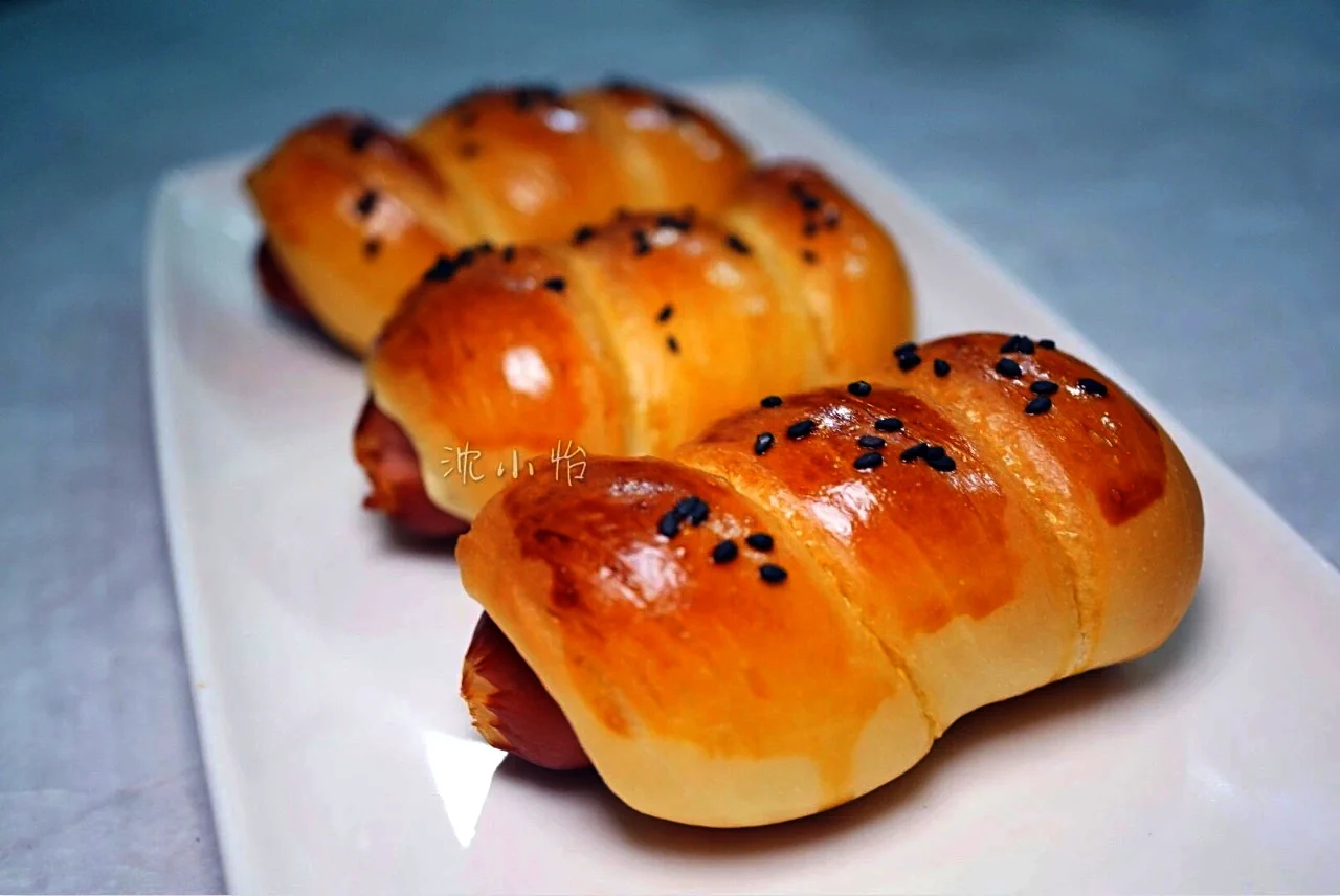 Foto del plato terminado de Mini panecillos de perrito caliente: perfectos para el desayuno o como tentempié, cada bocado es un puro placer
