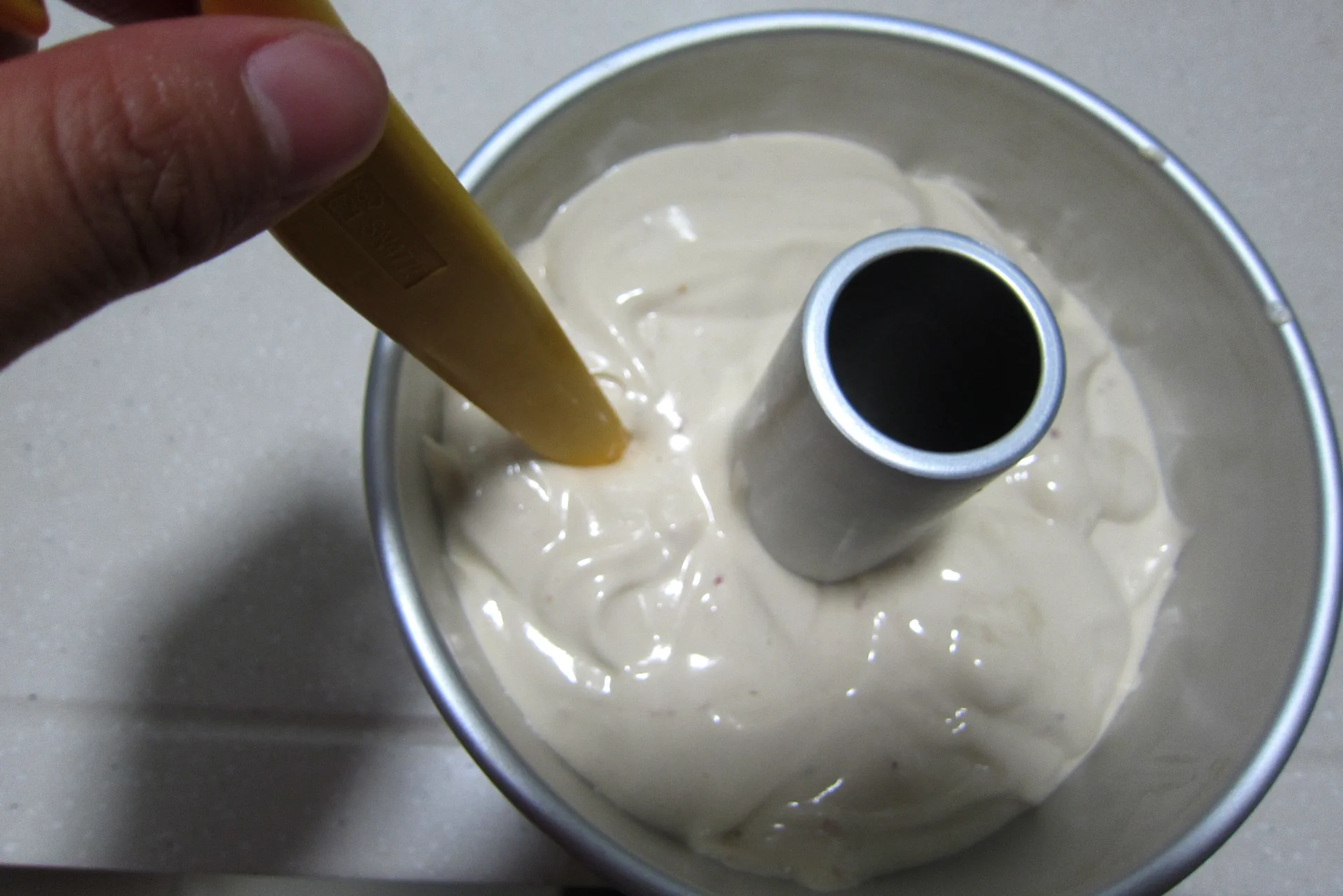 Suave y esponjoso – bizcocho chiffon con mermelada de fresa - Step 12