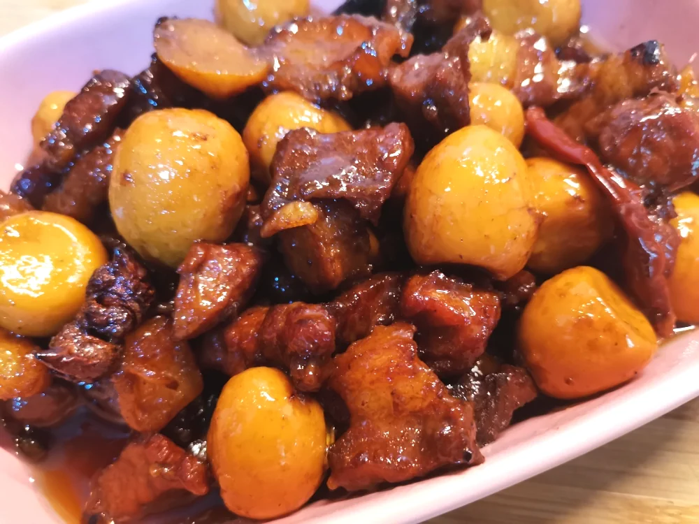 Foto del plato terminado de Cerdo frito con huevos de codorniz
