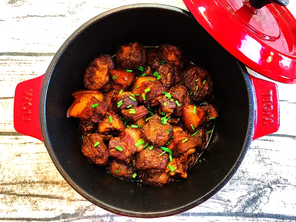 Foto del plato terminado de Rebanadas de panceta de cerdo estofadas con cubos de tofu fritos