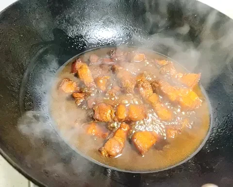 Foto del plato terminado de Roulade Mille-Hojas (Nudos de piel de tofu) guisada con cerdo