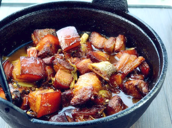 Foto del plato terminado de Cerdo Guisado con Pescado Salado