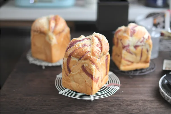 Foto del plato terminado de Pan de Taro con Leche Desgarrable