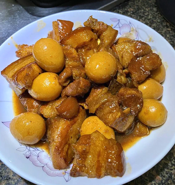 Foto del plato terminado de El cerdo frito con huevos de codorniz es aún más delicioso