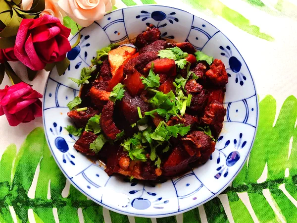 Foto del plato terminado de Cerdo estofado con brotes de bambú y patatas (versión olla exprés para perezosos)
