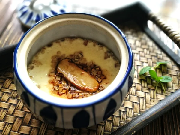 Foto do prato finalizado de Flan de ovo com Matsutake
