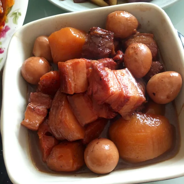 Foto del plato terminado de Panceta de cerdo guisada con tofu fermentado (nada grasoso)