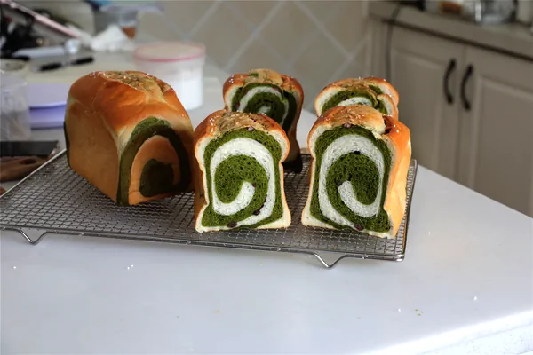 Fertiggestelltes Gericht von Bicolor Matcha Brioche Brot