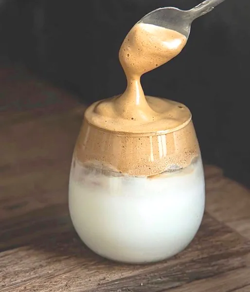 Foto do prato finalizado de Dalgona coreano rápido, batido 400 vezes, pronto em apenas 15 segundos