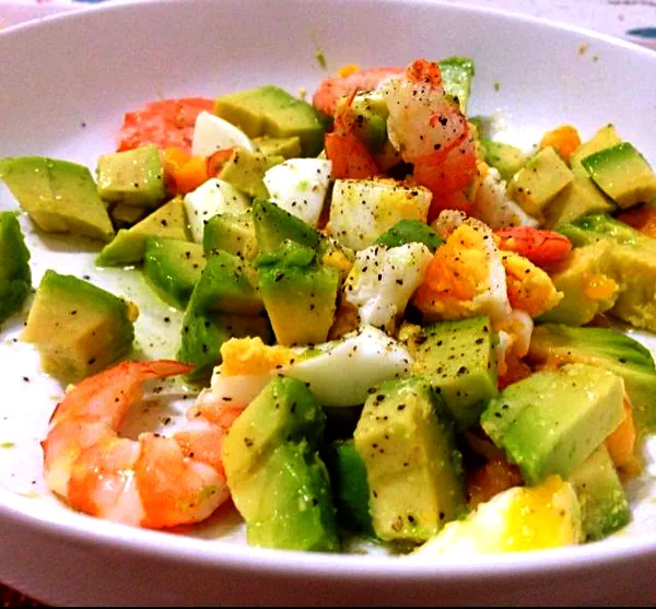 Foto del plato terminado de Ensalada de aguacate y gambas