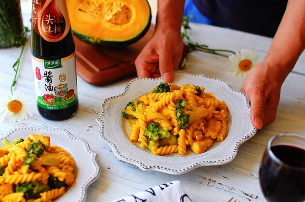 Fertiggestelltes Gericht von Hähnchen-Nudeln mit Kürbissoße