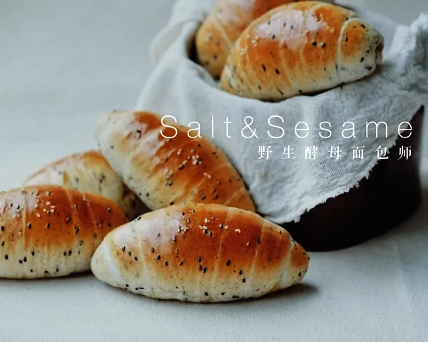 Fertiggestelltes Gericht von Schwarzes-Sesam-Salz-Brot mit abgebrühter Teigmasse