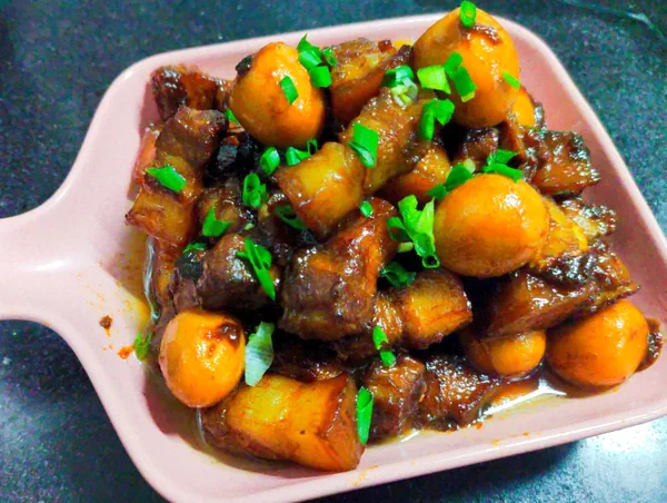 Foto del plato terminado de Esta vez con huevos de codorniz es aún más sorprendente que con huevos de gallina. Este plato de panceta de cerdo estofada es simplemente delicioso, Panceta de cerdo estofada con huevos de codorniz (Receta de Qu)