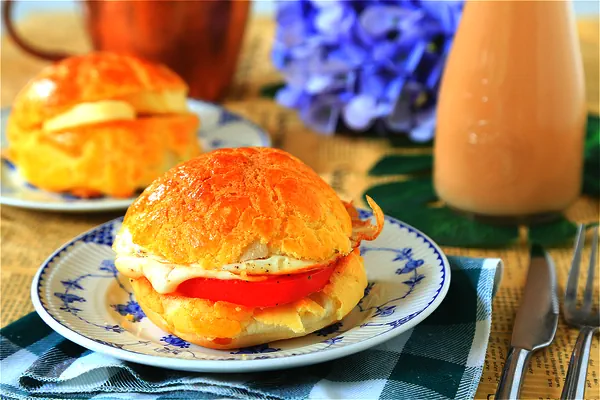 Foto del plato terminado de Dicen que este es el bollo de piña con mantequilla favorito de Chow Yun‑Fat. ¡Un vídeo ultradetallado sobre cómo preparar este bollo que lamentarás haberte perdido!
