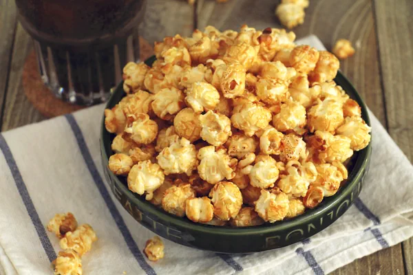 Photo du plat fini de Pop-corn au caramel salé (avec recette bonus de « Fat Americano »)