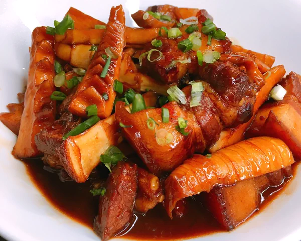 Foto del plato terminado de ¿Por qué está tan delicioso el vientre de cerdo estofado con brotes de bambú?