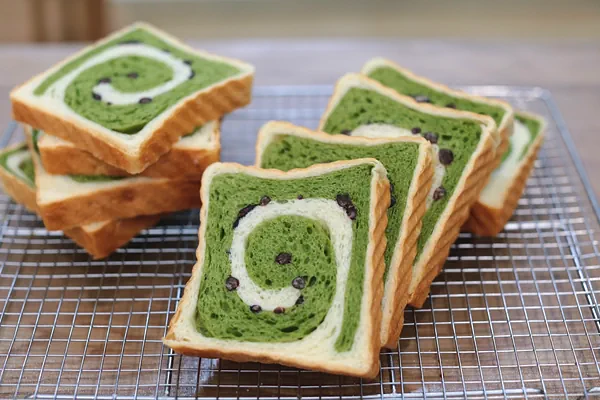 蜜豆抹茶双色吐司（波兰种）的成品展示图