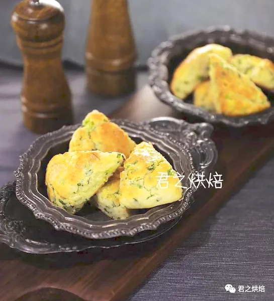 塩味が美味しい焼き菓子は珍しいって聞いたことありますか？｜チーズとネギのスコーンの完成品の写真
